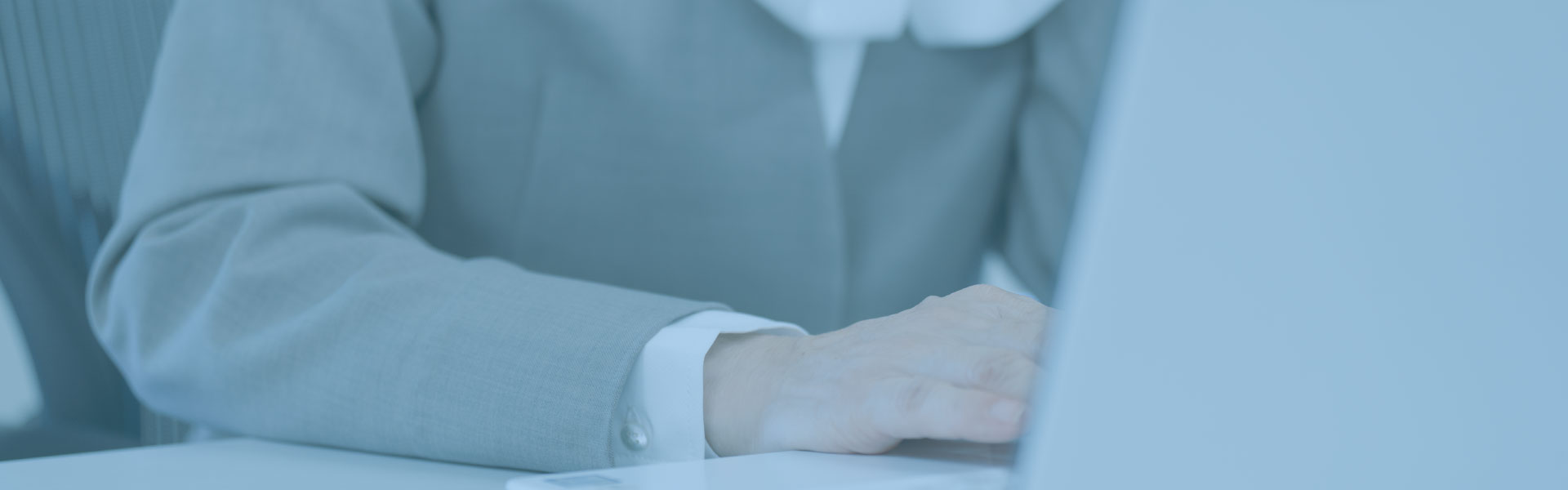 パソコンを使う手元の写真